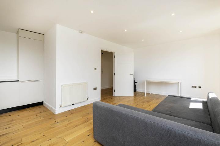 			3 Bedroom, 3 bath, 1 reception Apartment			 Dignam Close , Cricklewood